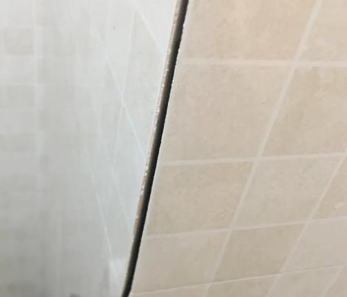 三穗瓷砖空鼓维修公司分享阳台瓷砖脱落的修复过程可以分为以下几个步骤