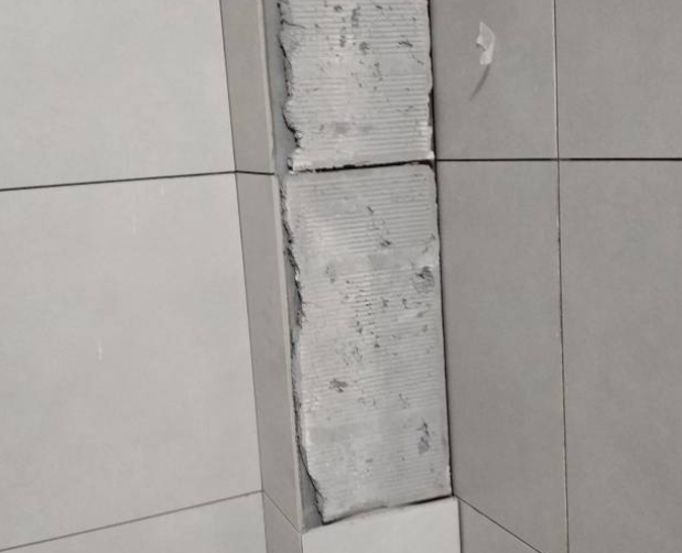 三穗瓷砖空鼓维修公司分享下瓷砖施工前基层浇水润湿程度不足，可能导致以下问题